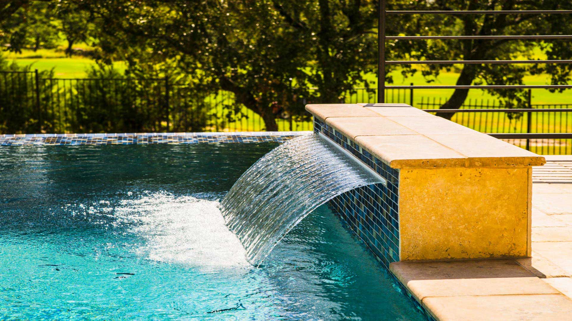 hills-edgeless-pool-fountain-sap-01